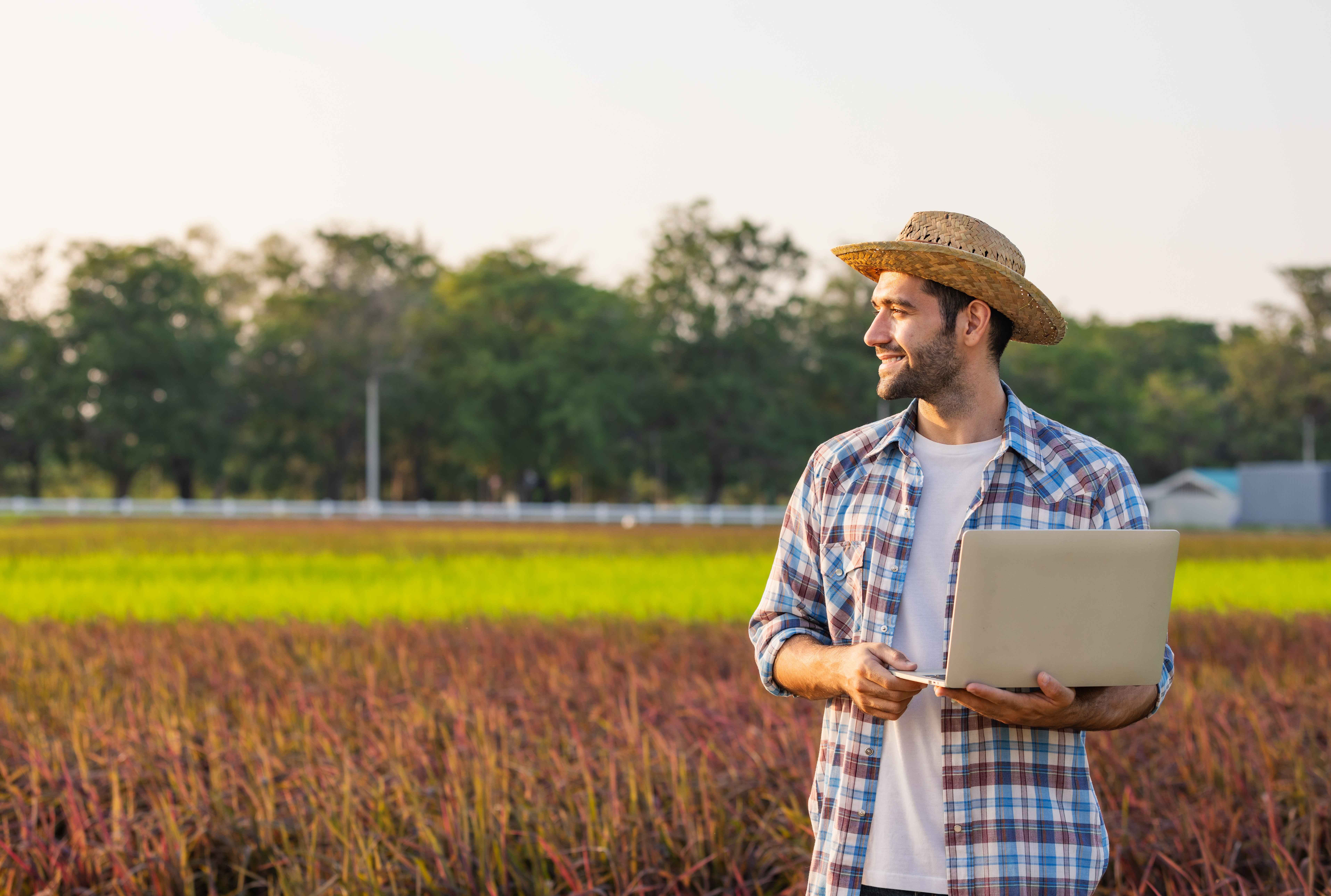 A Orbia está revolucionando a vida do produtor rural com três novas soluções: Orbia Compras, Orbia Pag e Orbia Clube. Essas ferramentas foram desenvolvidas para simplificar e otimizar os processos agrícolas, trazendo mais eficiência e conveniência para o campo. 