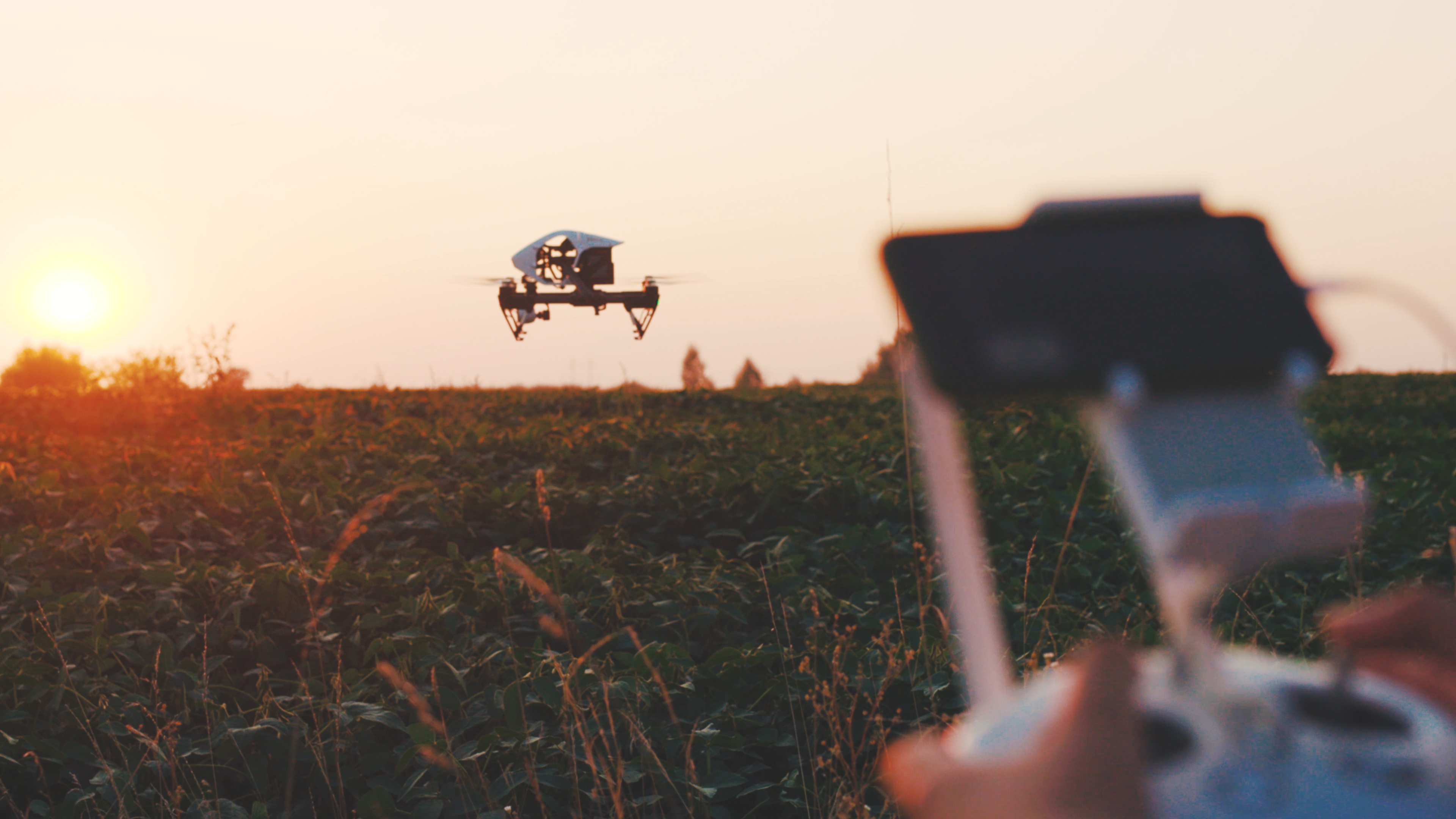 A agricultura de precisão tem se tornado cada vez mais importante para otimizar práticas agrícolas e maximizar a eficiência no campo. Dentro deste cenário, a tecnologia de drones se destaca como uma ferramenta revolucionária. Mas como exatamente os drones estão transformando a agricultura? Vamos explorar.