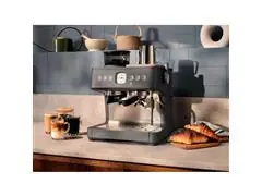 Cafeteira Electrolux Expert Preta com Moedor Integrado 110W - 6